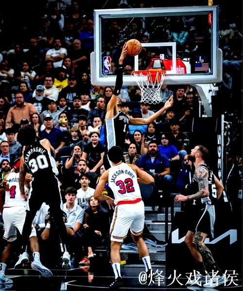 文班亚马关键回合遭卡鲁索防守引争议,这次对抗是否存在犯规? 文班亚马关键回合遭卡鲁索防守引争议,这次对抗是否存在犯规?